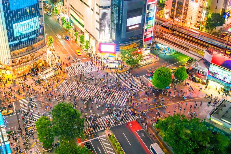 Vive la vibrante atmósfera de Shibuya Crossing, un momento icónico de tus viajes juveniles a Japón, donde la ciudad cobra vida.